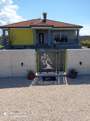 Ferienhaus In Petrovija Mit Großer Terrasse